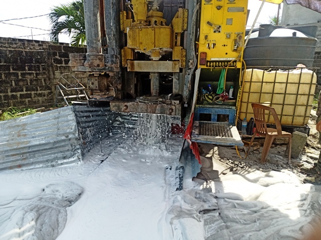 Chantier de forage d'eau en cours d'exécution